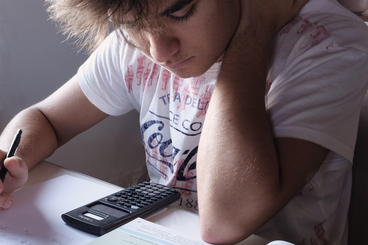 Estudante concentrado durante prova, momento de aplicar o conhecimento estudado