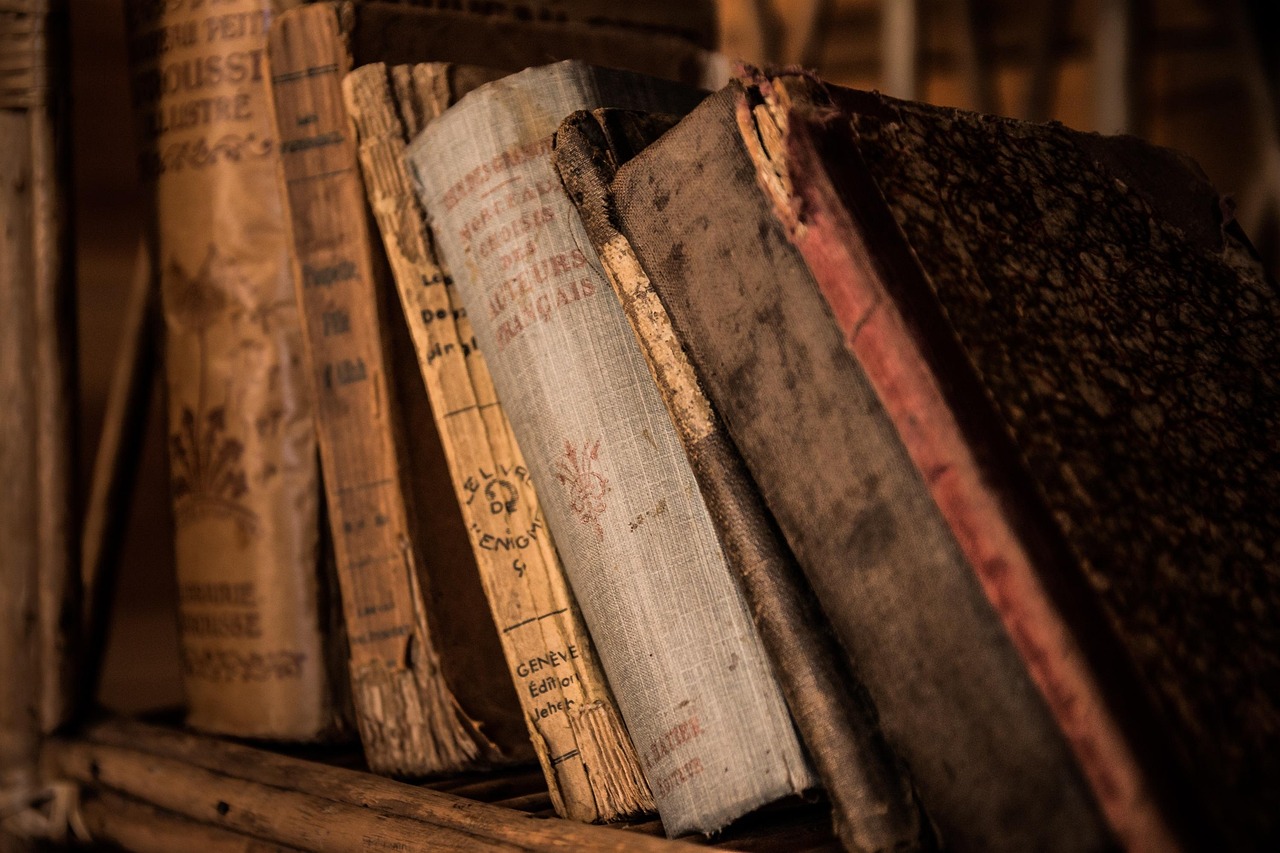 Livros antigos em estante, referência à tradição intelectual de Santo Tomás de Aquino