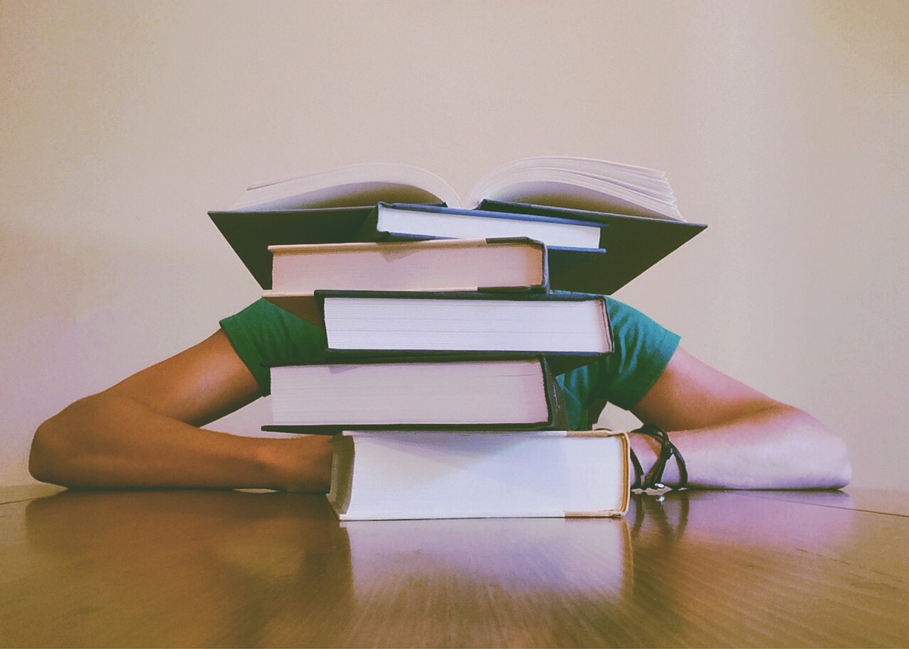 Pilha de livros de estudo, símbolo da dedicação ao conhecimento