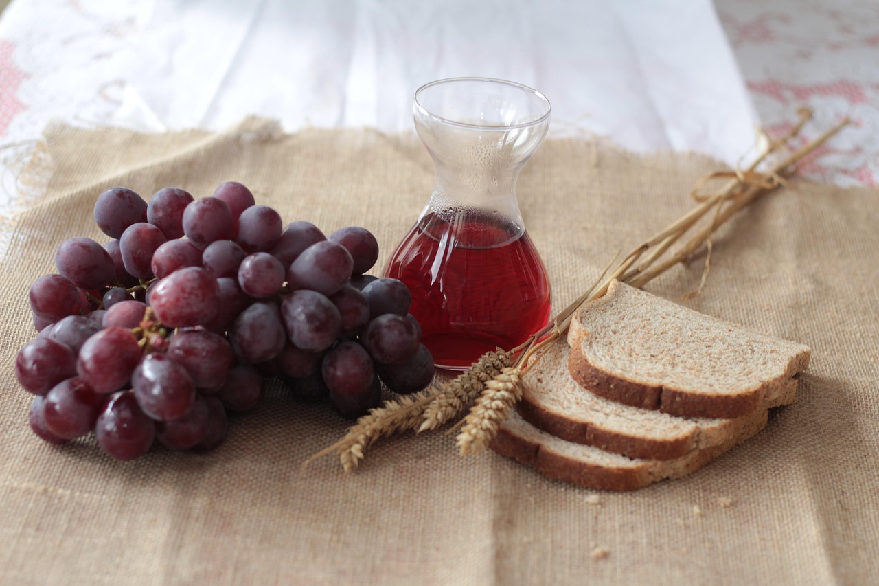 Pão e vinho, elementos consagrados na oração eucarística, memória da Última Ceia
