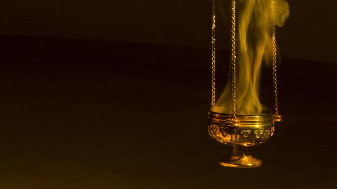 Incenso litúrgico em celebração católica, ambiente de louvor e adoração