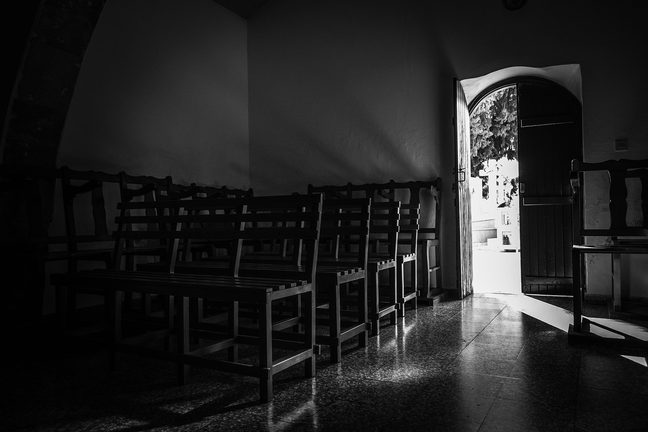 Porta aberta com luz, símbolo de caminhos abertos pela intercessão mariana