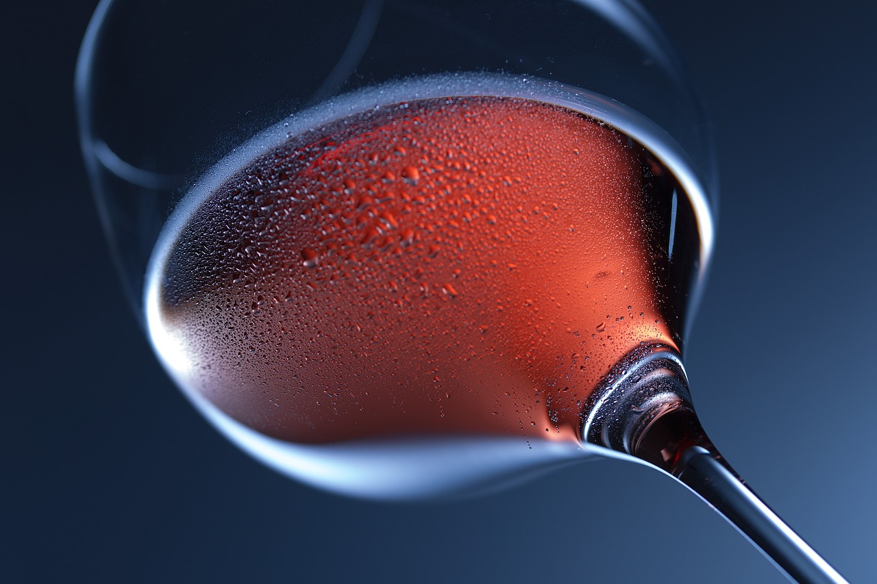 Taça de vinho, referência às Bodas de Caná e à intercessão de Maria
