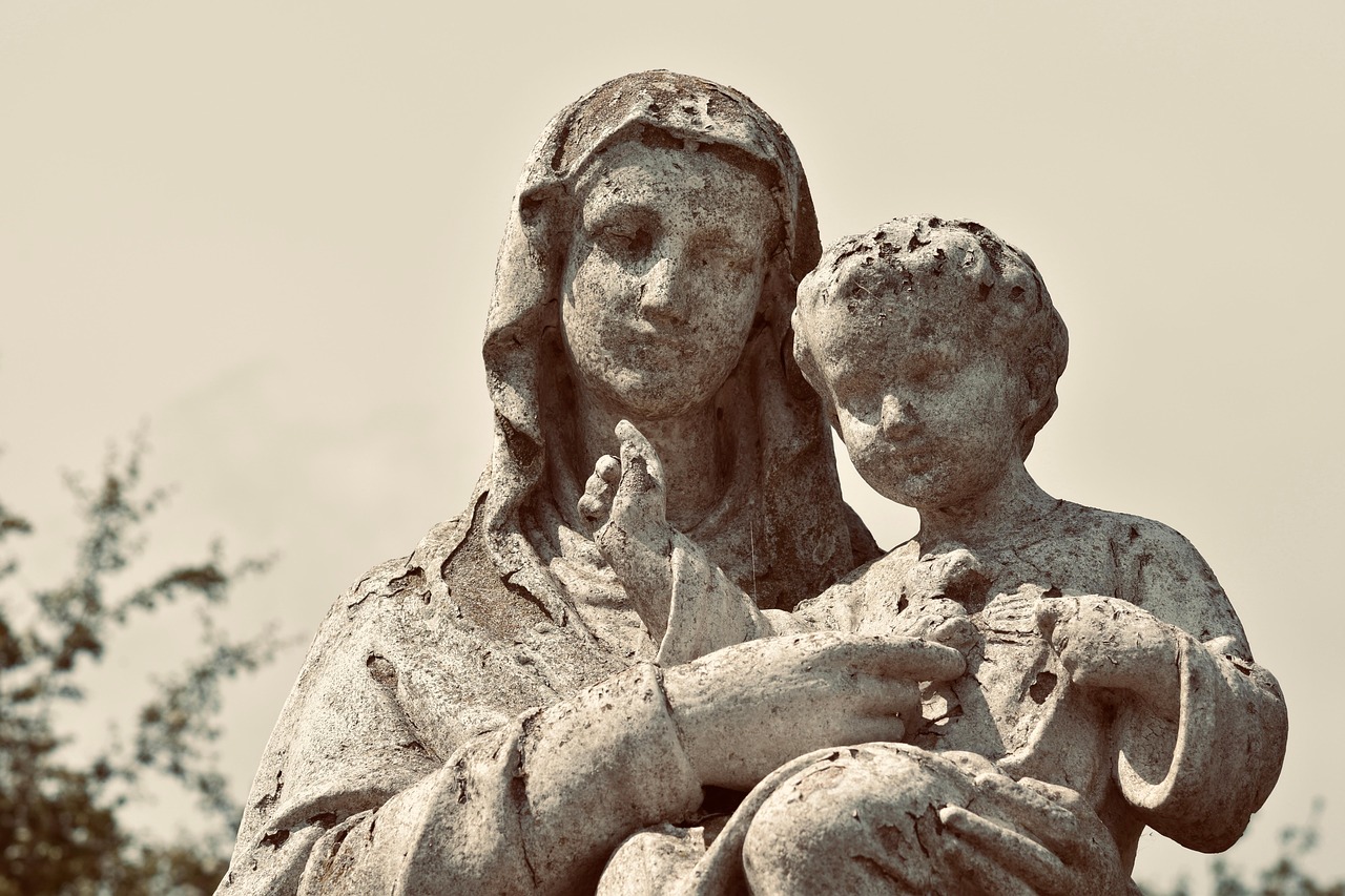 Estátua de Nossa Senhora com o Menino Jesus, arte sacra católica