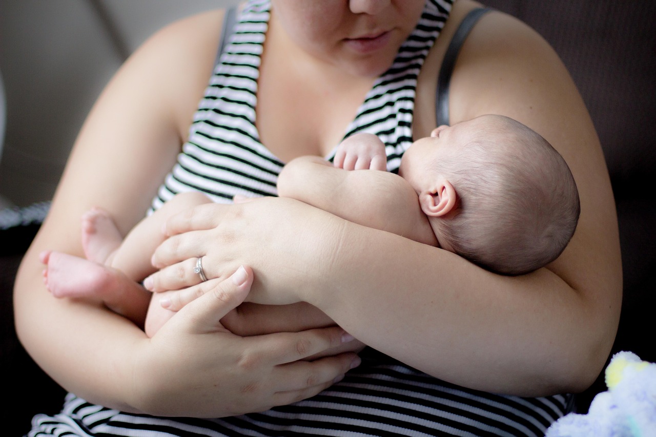 Mãe segurando bebê recém-nascido, símbolo do bom parto e da nova vida