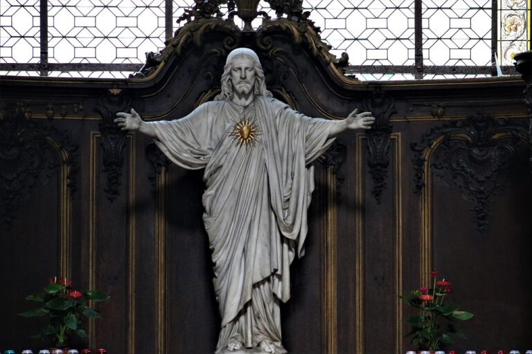 Estátua do Sagrado Coração de Jesus, devoção católica ao amor divino