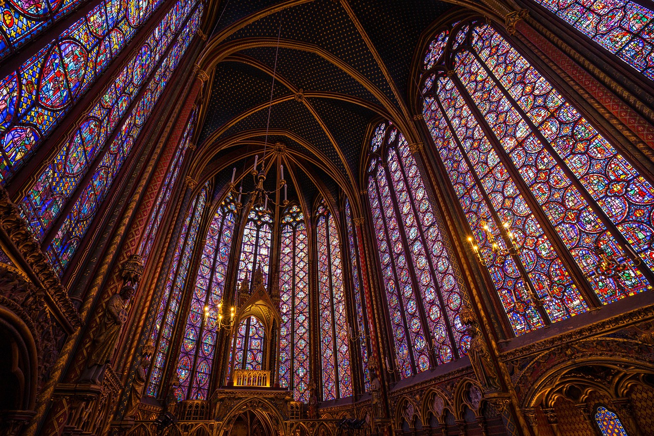 Igreja gótica na França, referência a Paray-le-Monial, local das aparições