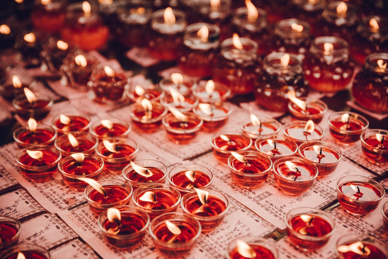 Velas acesas em devoção, símbolo do amor ardente do Sagrado Coração