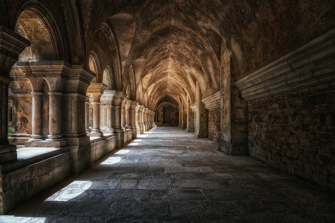 Claustro de mosteiro medieval, referência à vida monástica de Santa Edwiges