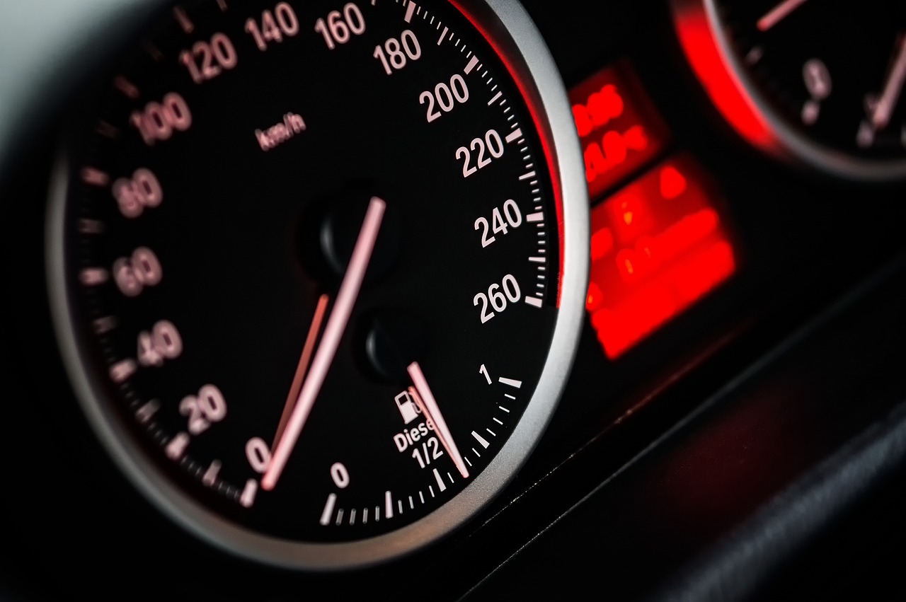 Painel de carro com velocímetro, referência à devoção dos motoristas