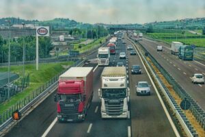 Rodovia com caminhões, símbolo da proteção de São Cristóvão aos motoristas