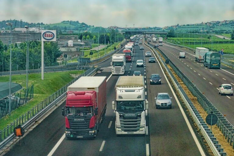 Rodovia com caminhões, símbolo da proteção de São Cristóvão aos motoristas