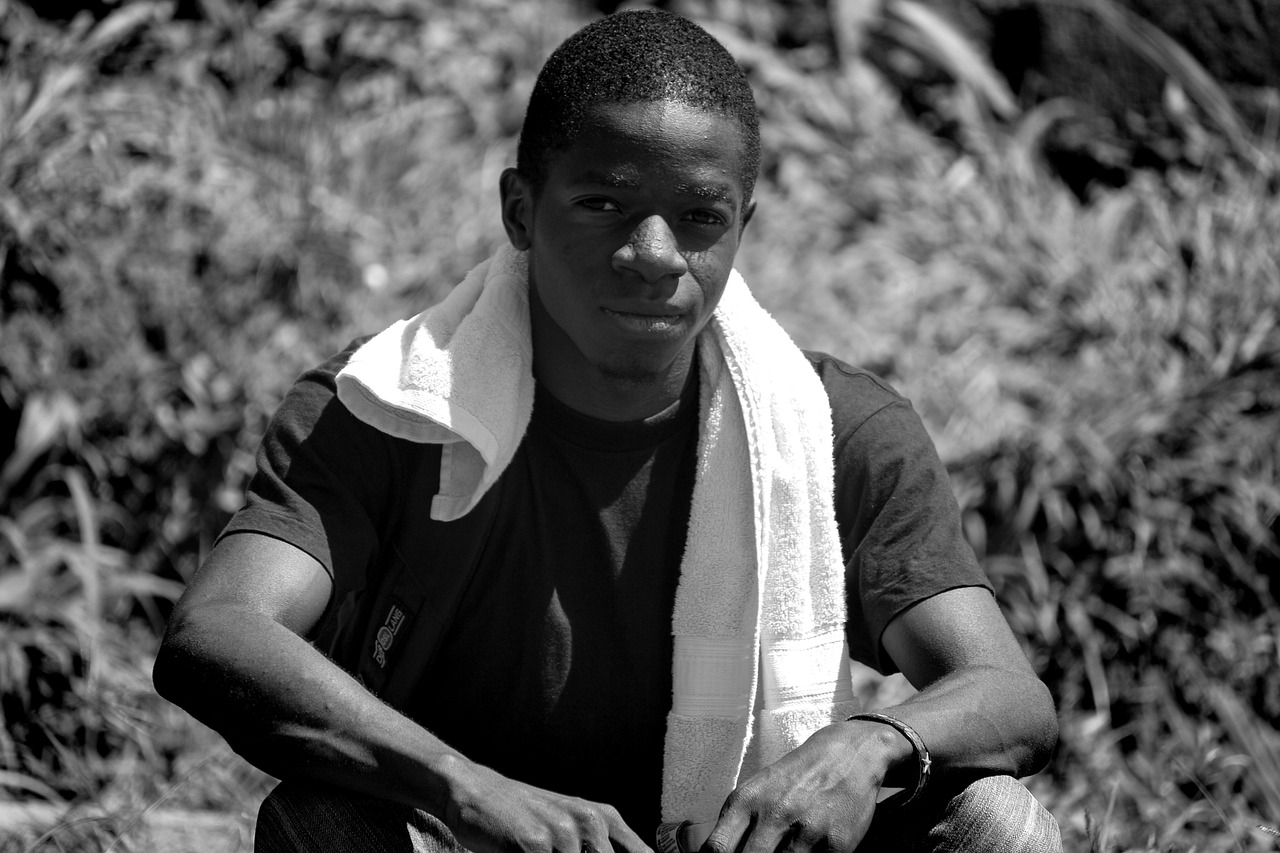 Retrato de jovem em pose humilde, símbolo de humildade genuína