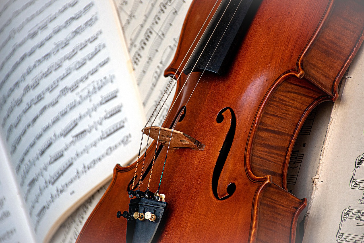 Violino antigo, referência ao apelido O Frade do Violino de São Francisco Solano