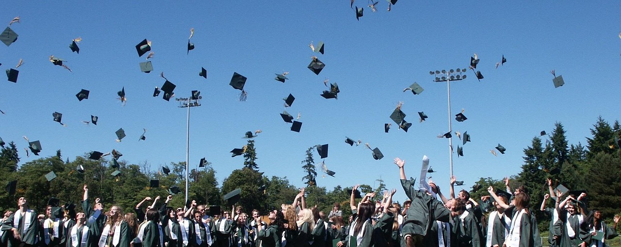 Formatura e diploma, símbolo de aprovação e conquista acadêmica
