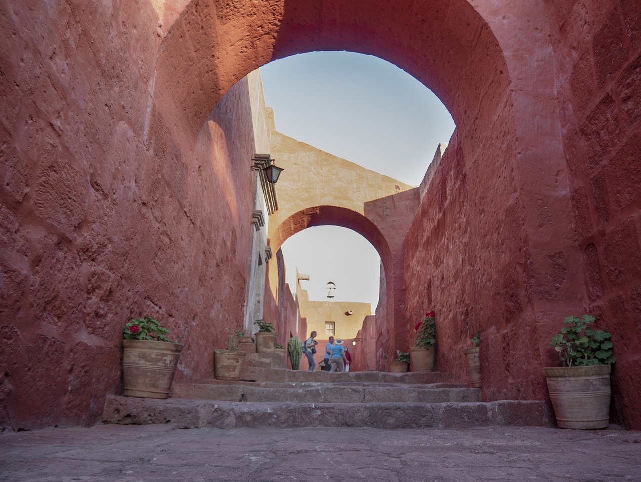 Convento histórico com arcos, referência à vida religiosa de Santa Faustina