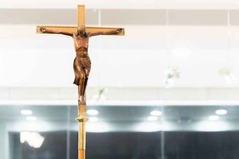 Crucifixo com Jesus, símbolo da Divina Misericórdia