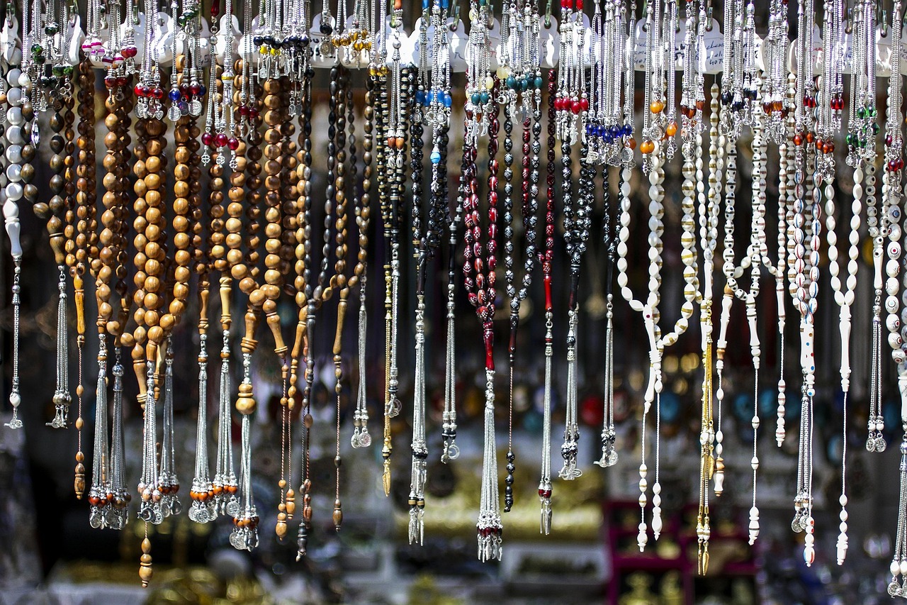 Terço de prata usado em oração, joia religiosa católica