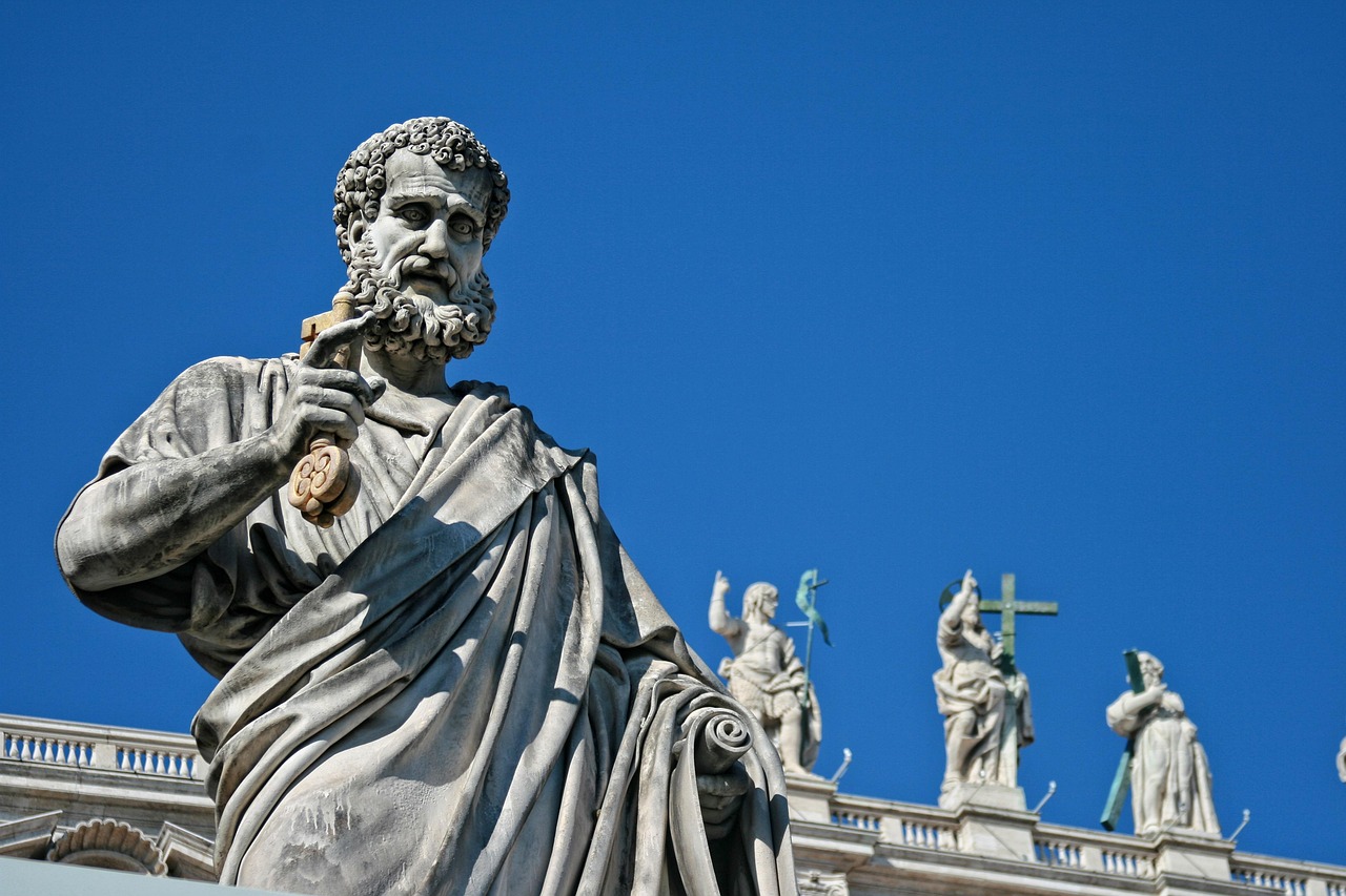 Estátua religiosa em pedra, arte sacra católica