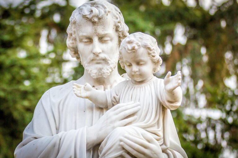 Imagem religiosa de São José com o Menino Jesus