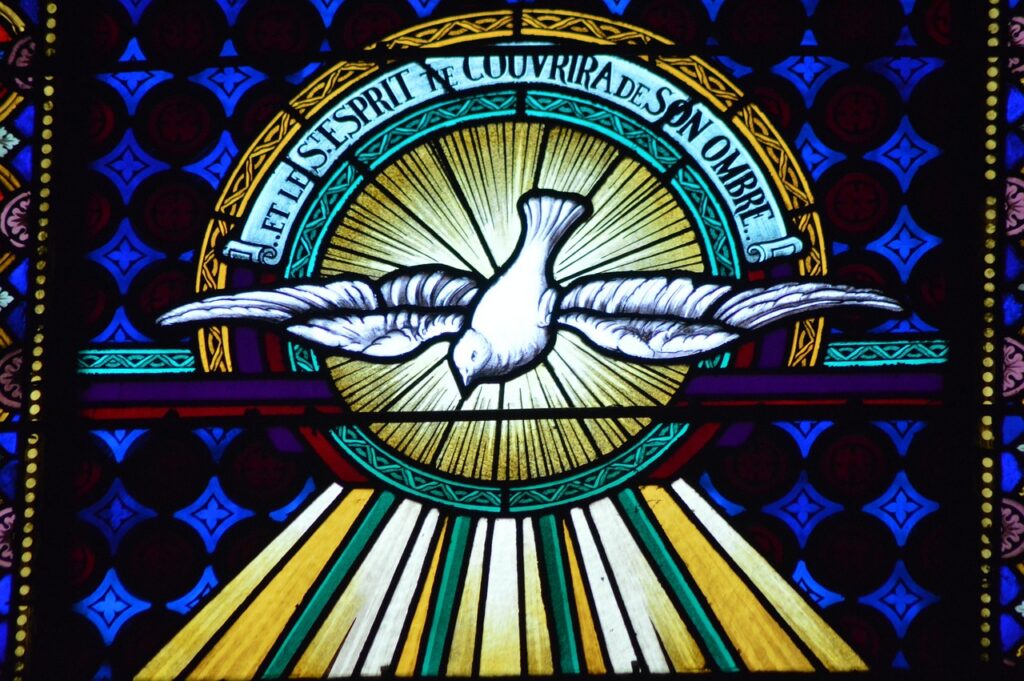 Vitral de igreja com pomba, símbolo do Espírito Santo