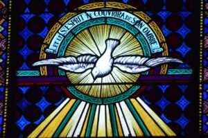 Vitral de igreja com pomba, símbolo do Espírito Santo