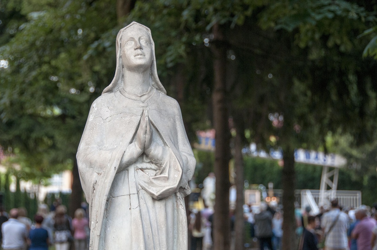 Estátua de Nossa Senhora em posição de oração, símbolo de fé mariana