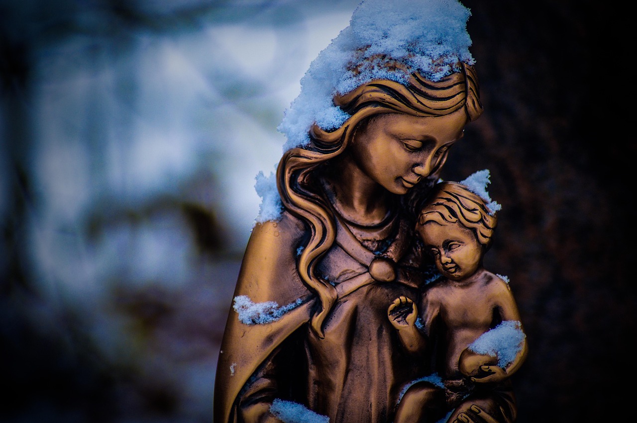 Imagem de Nossa Senhora com o Menino Jesus, devoção mariana católica
