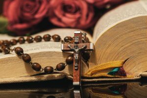 Terço de contas com crucifixo de madeira