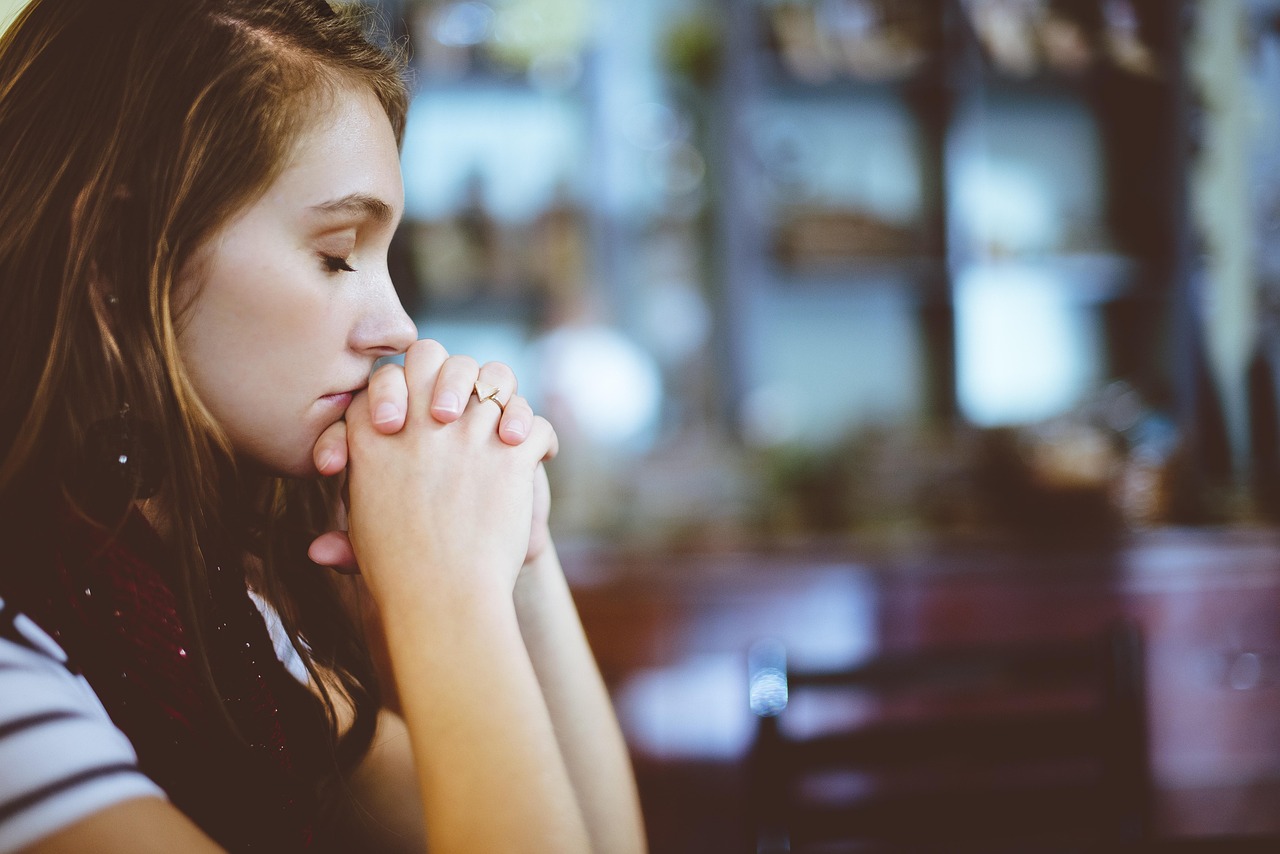 Mãos em oração, esperança e discernimento vocacional