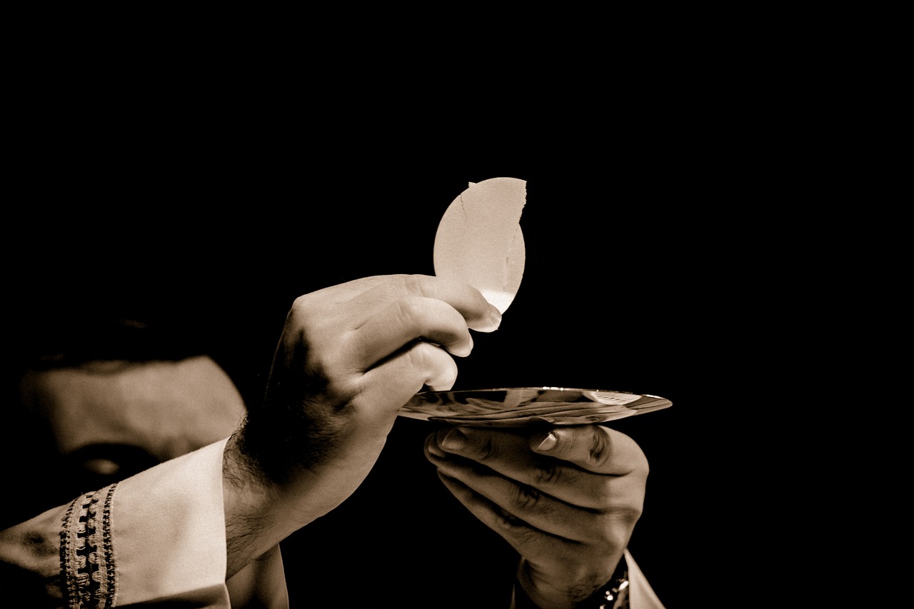 Cálice e hóstia, símbolos da Eucaristia