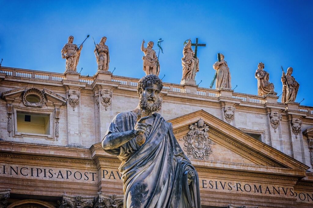 Estátua de apóstolo em igreja católica