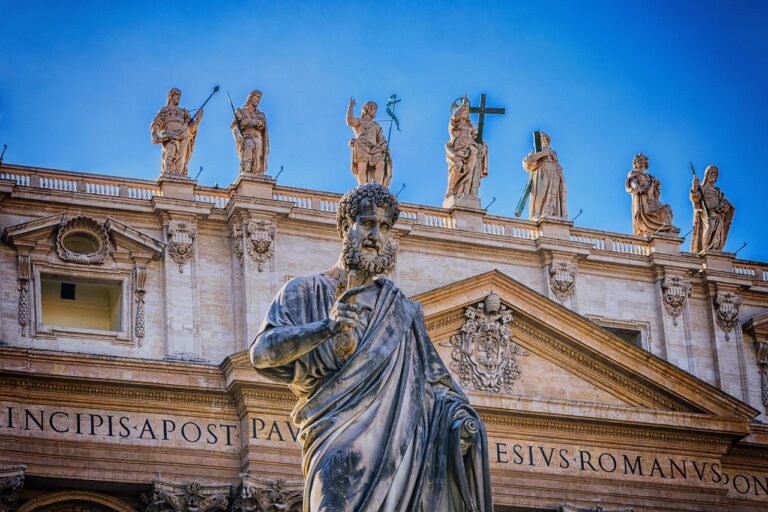 Estátua de apóstolo em igreja católica
