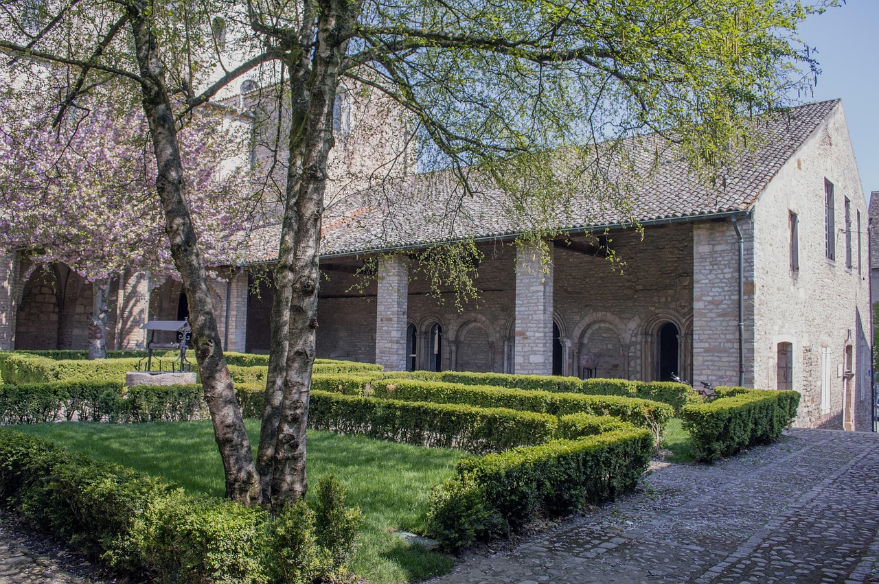 Claustro medieval francês, referência à Abadia de Claraval de São Bernardo