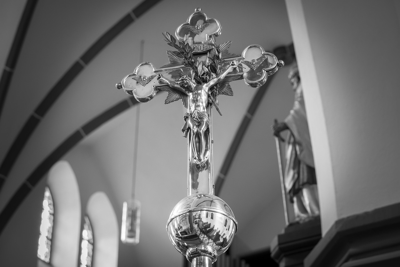Cruz de madeira em igreja, símbolo da cruz carregada por Jesus na Paixão