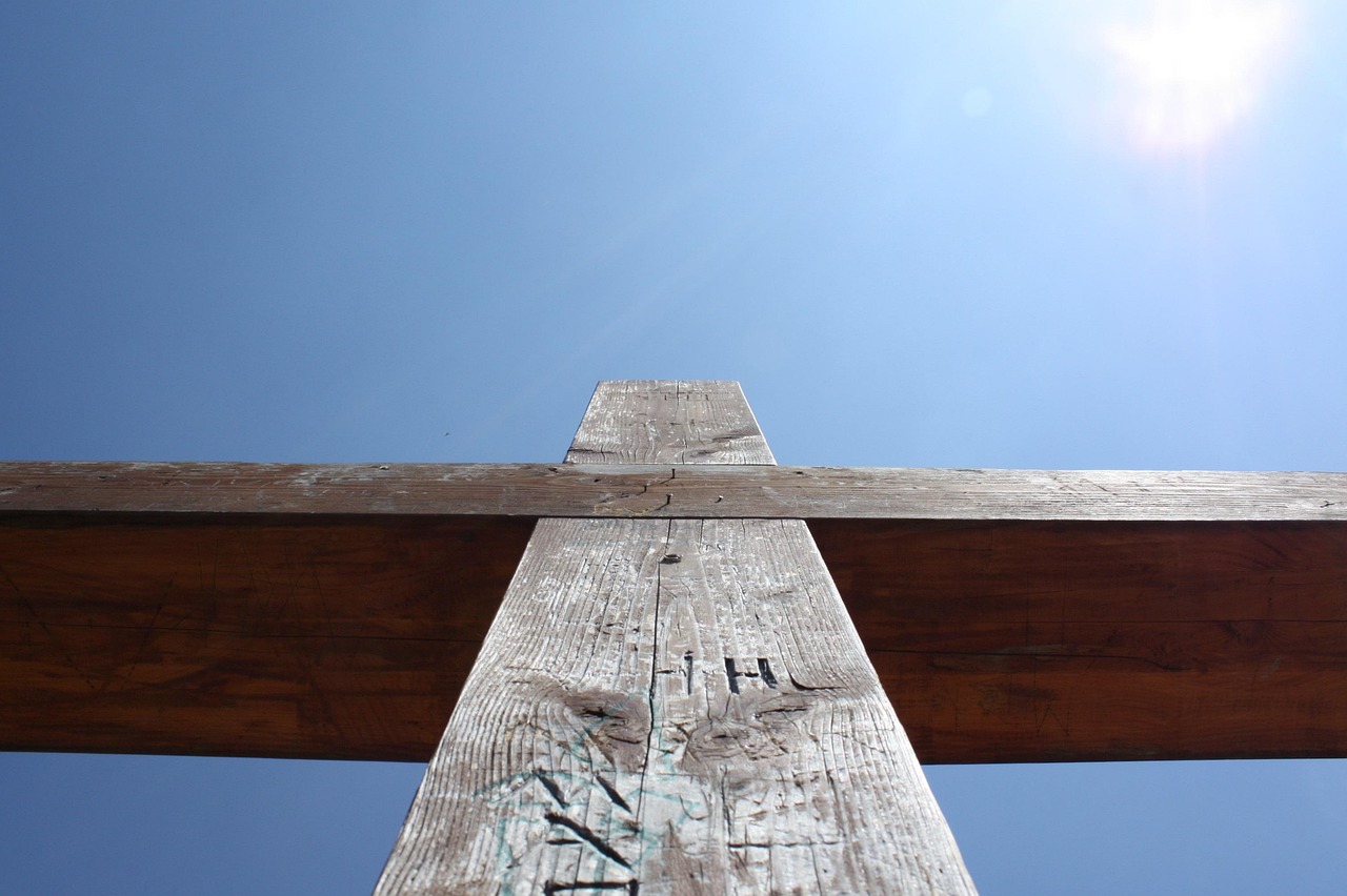 Cruz de madeira simples, símbolo da Paixão e do sofrimento redentor de Cristo