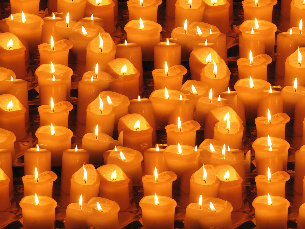 Velas acesas, referência ao Círio Pascal aceso na Vigília Pascal