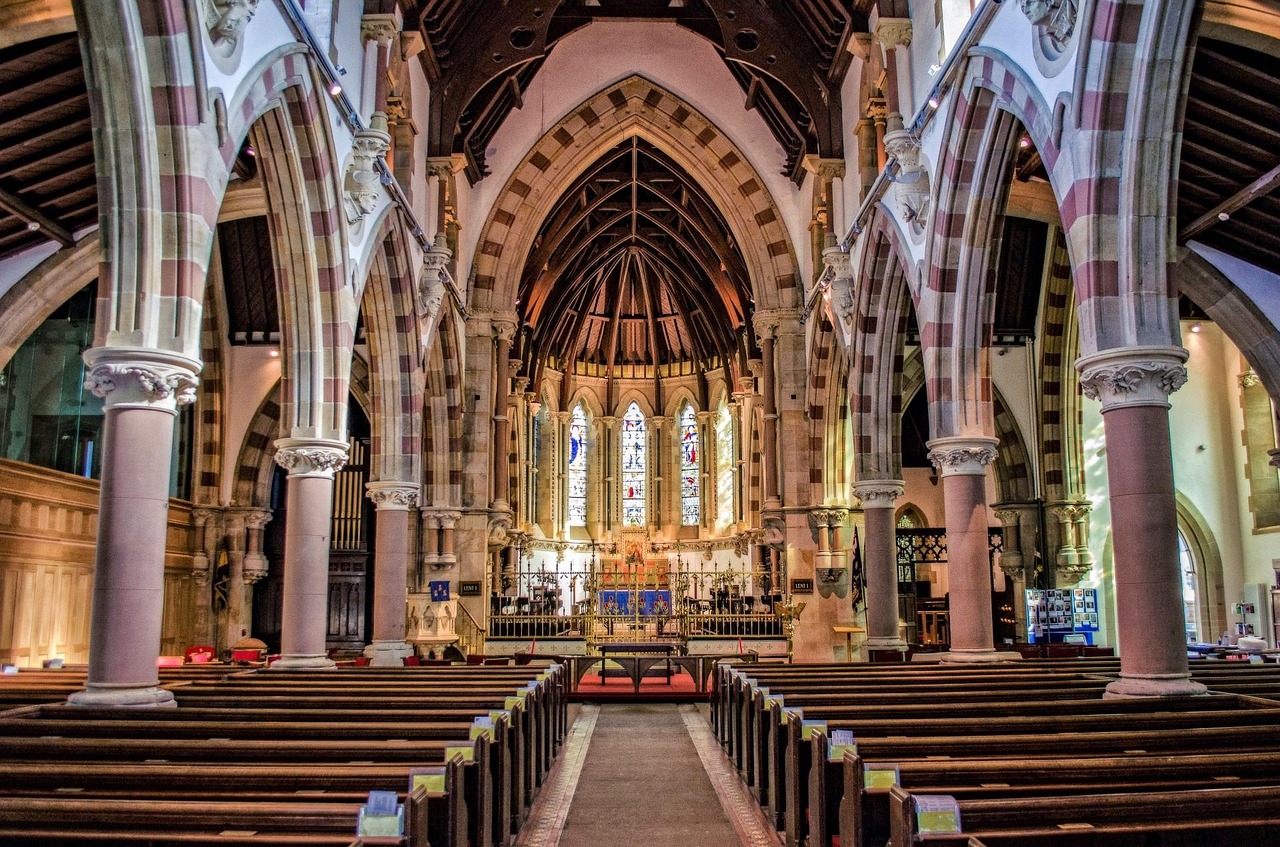 Interior de igreja vazia, ambiente propício ao recolhimento e à oração pessoal