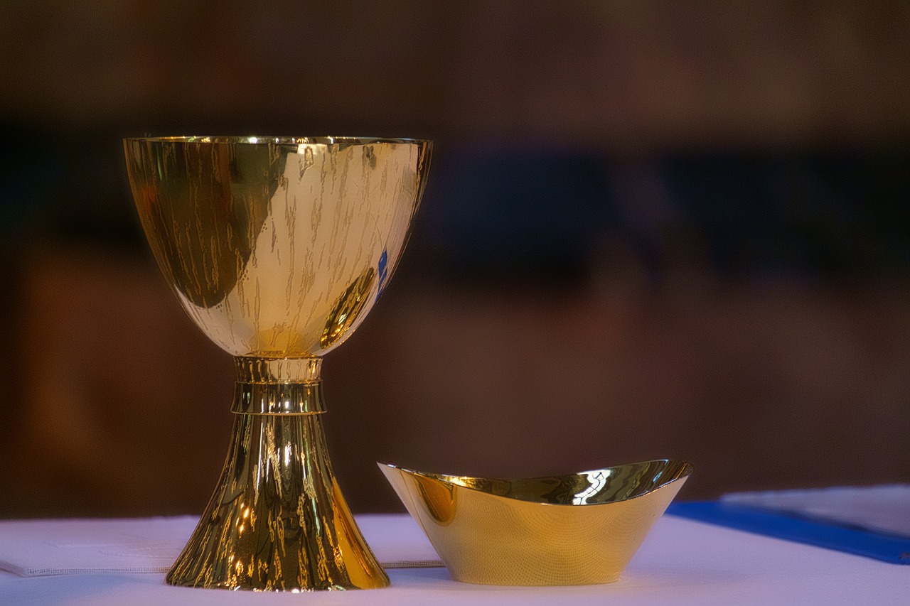 Cálice com pão e vinho, símbolos eucarísticos da Sagrada Comunhão