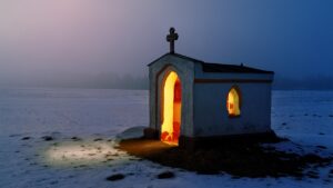 Pequena capela com luz suave, referência ao convento onde ocorreram as aparições