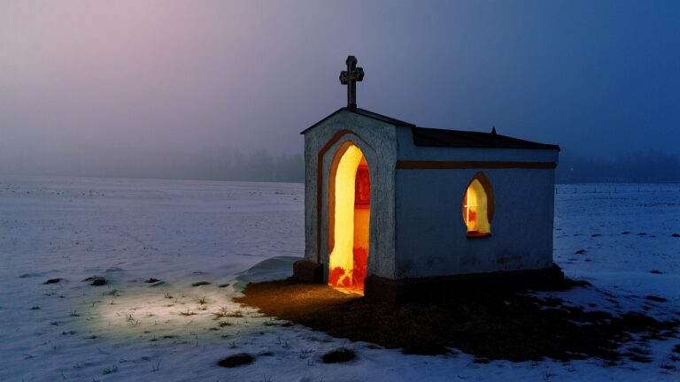 Pequena capela com luz suave, referência ao convento onde ocorreram as aparições