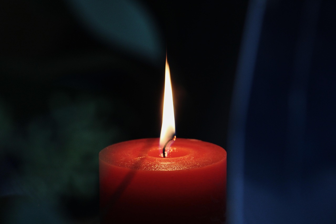 Vela votiva acesa, símbolo de oração e devoção mariana