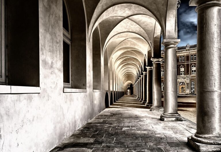 Claustro barroco alemão, referência à origem da devoção em Augsburgo no século XVIII