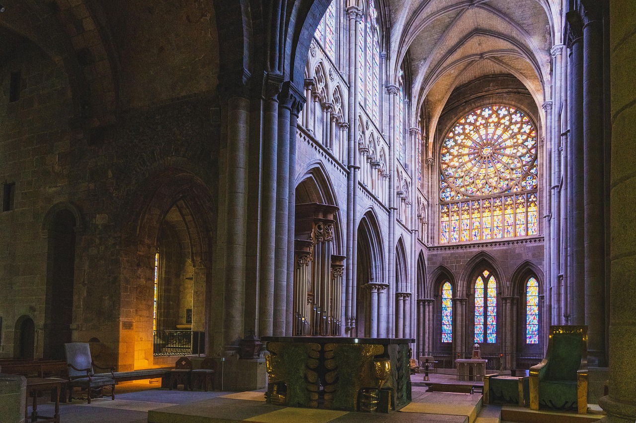 Altar de igreja católica, ambiente de devoção a Padre Pio