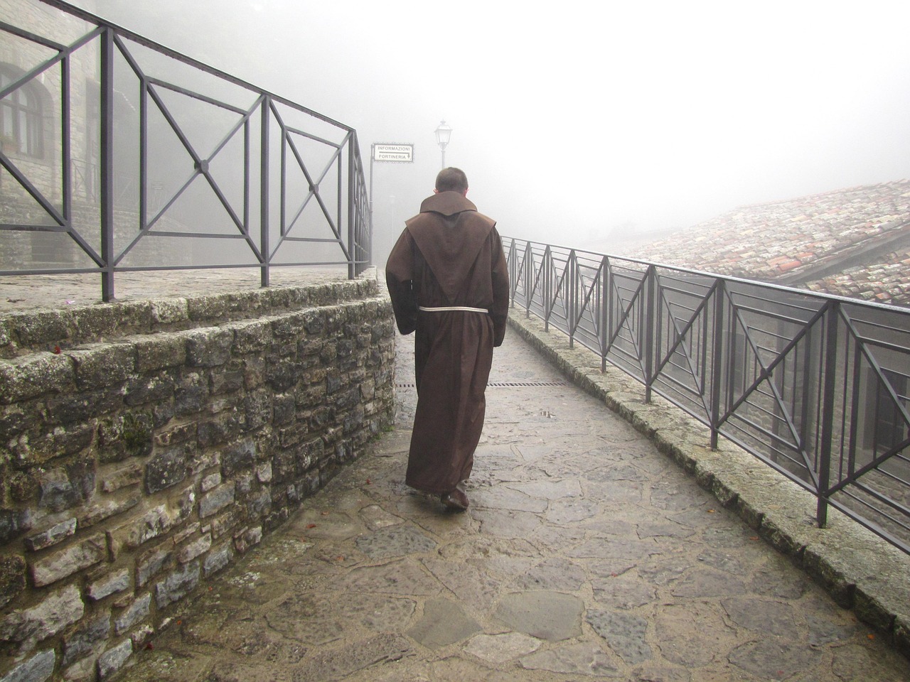 Frade franciscano em mosteiro, referência à Ordem Capuchinha de Padre Pio