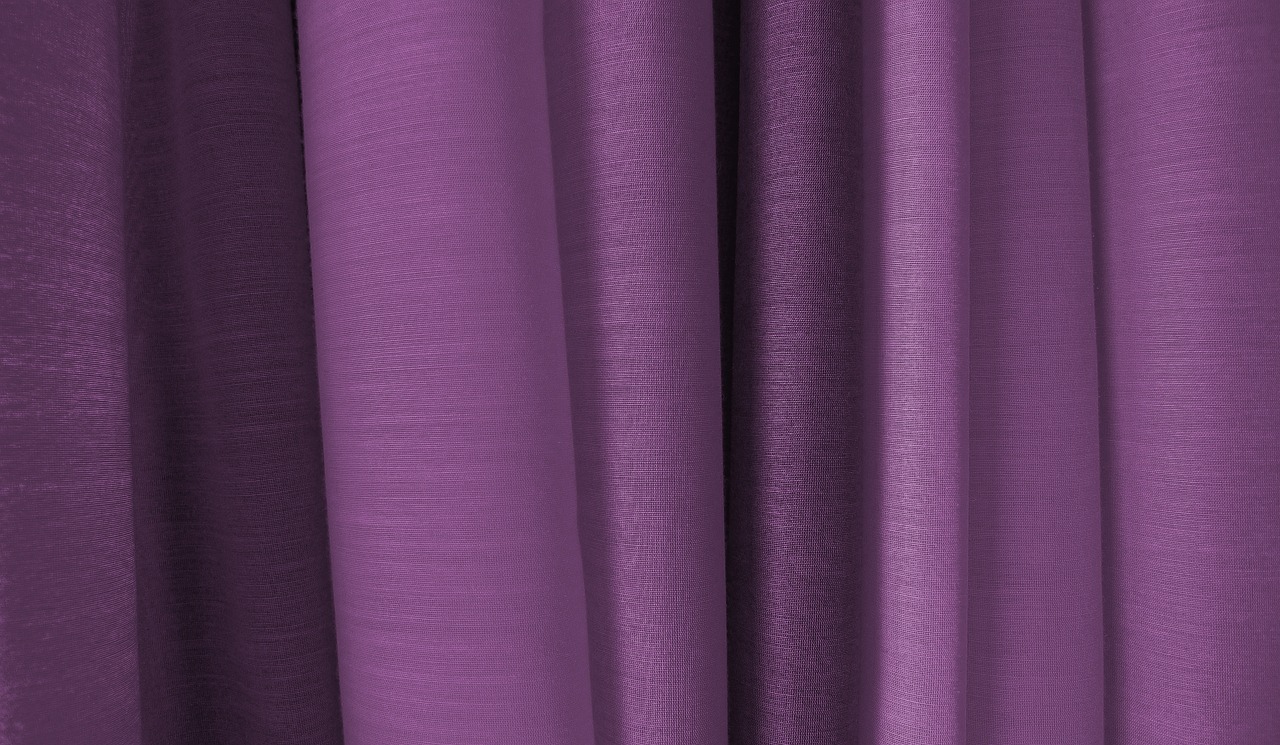 Tecido roxo em dobras, referência simbólica ao véu que envolveu o rosto de Cristo
