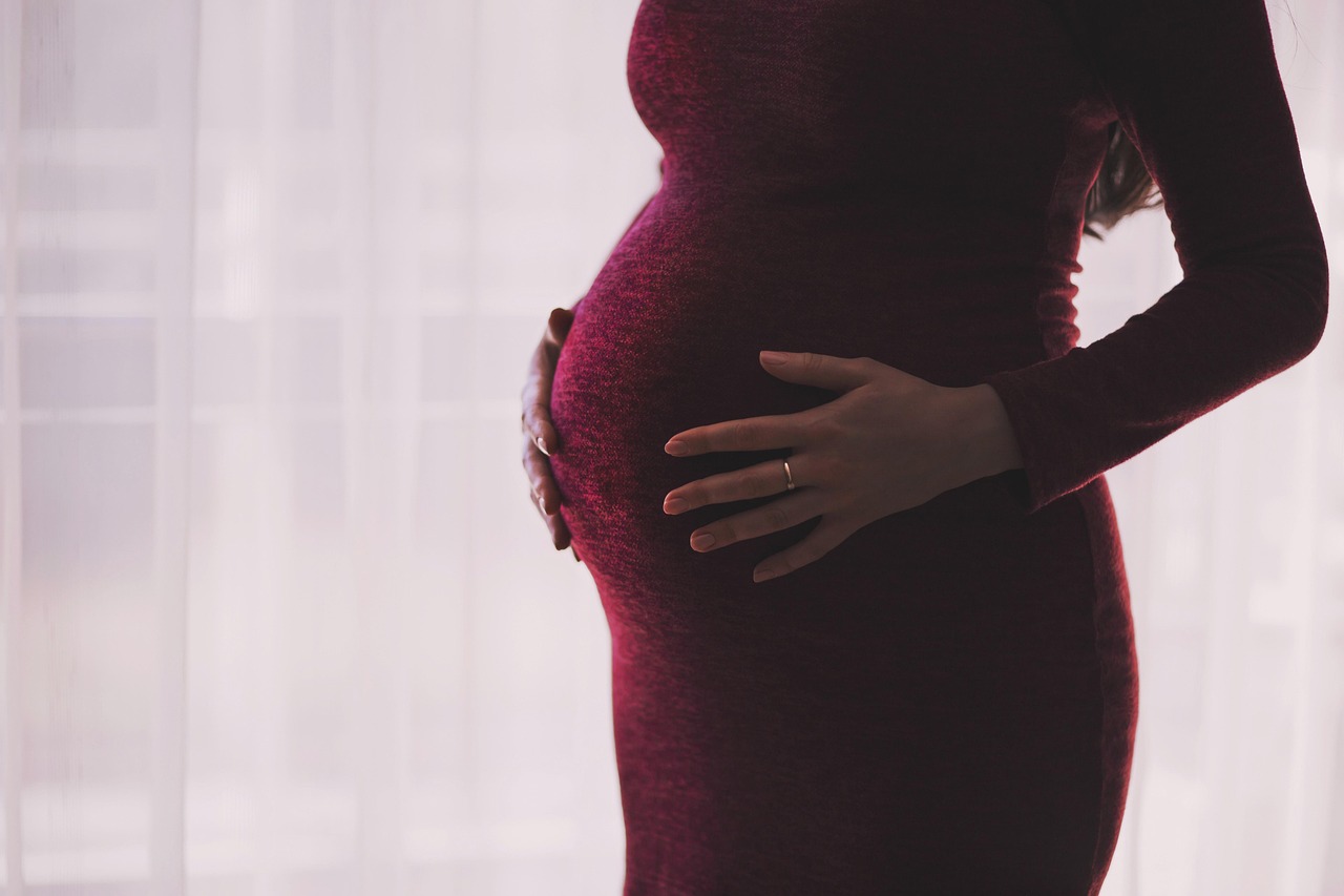 Mãe segurando bebê, símbolo do amor materno de Santa Mônica por seu filho
