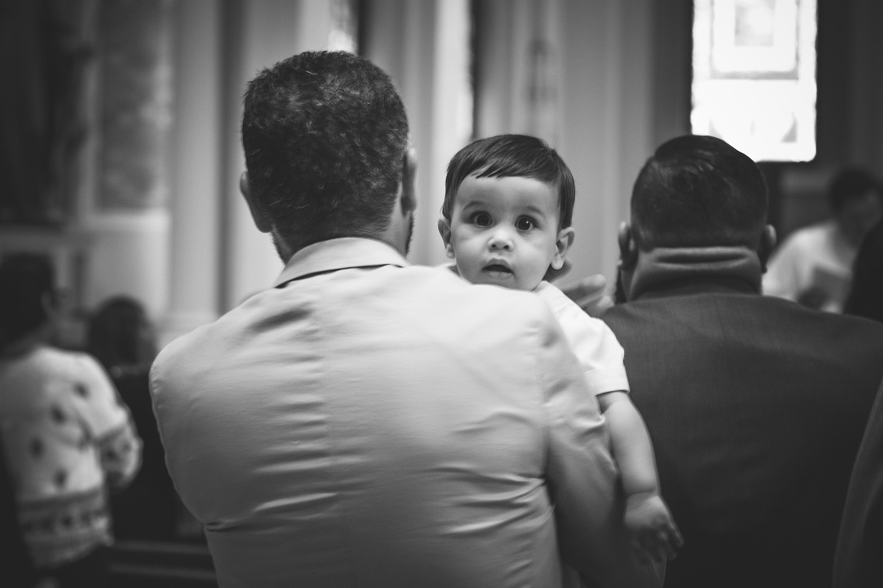 Menino em oração na igreja, símbolo da devoção infantil de São Domingos Sávio