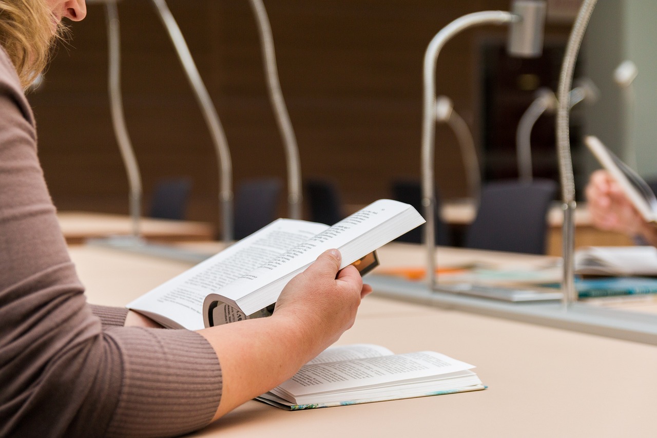 Livros e caderno numa mesa de estudos, símbolo dos exames enfrentados por estudantes