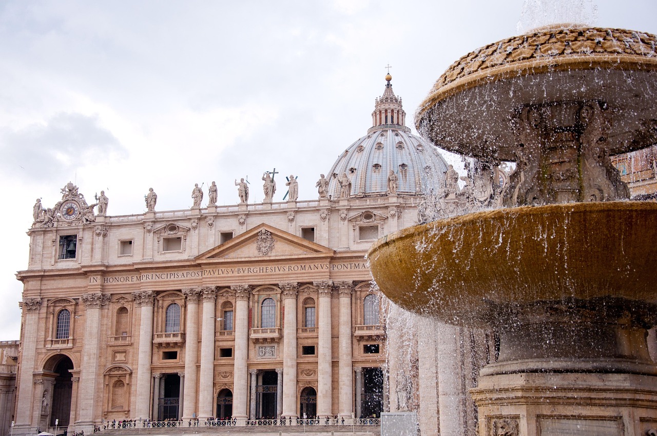 Basílica de São Pedro no Vaticano, referência à instituição da festa por Pio XII